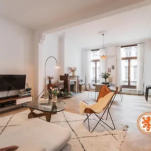 High Ceilings' - Private Garage Appartement Antwerpen